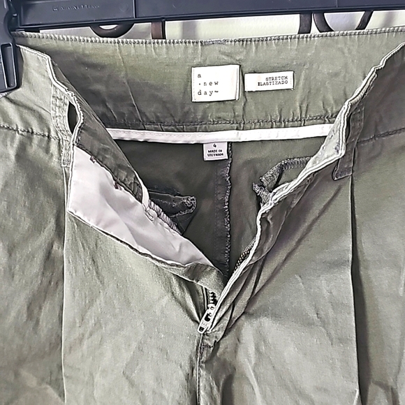 A New Day Women Pants Stretch Chino Pleated Tapered Leg Hi-Rise Green Sz. 4 - Picture 2 of 8